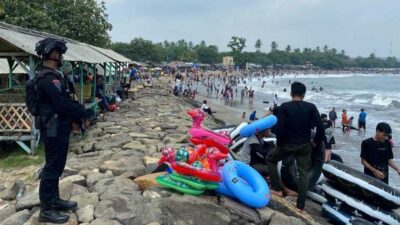 Pasca Lebaran, Satbrimob Polda Banten Melaksanakan Patroli di Kawasan Wisata Pantai Anyer