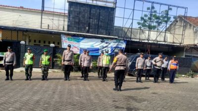 Bantu Kepolisian, Babinsa Koramil 0103/BJR Laksanakan Pengamanan Pertigaan Mengger