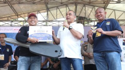 Bupati Zaki Bagikan Doorprize di Puncak Perayaan Hari Buruh