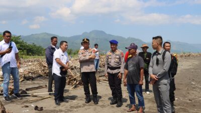 Viral, Kapolres Sukabumi Datangi Pantai Palanca Yang Dipenuhi Tumpukan Sampah