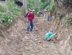 Warga Desa Bojong Kaso Perbaiki Jalan Secara Swadaya, Pemdes Harapkan Anggaran Dari Pemerintah