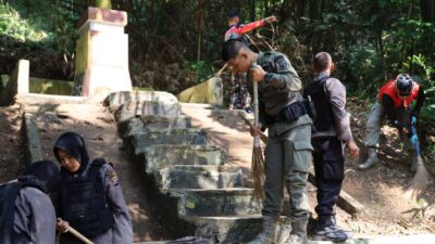 Peringati Kemerdekaan RI Ke-78, Bintara dan Tamtama Polda Banten Bersihkan Tugu Perjuangan