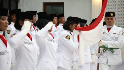 Sambut HUT Ke-78 RI, Bupati Zaki Kukuhkan Pasukan Pengibar Bendera