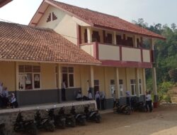 SMP PGRI 2 Cisolok, Butuh Sapras Tangga Akses Masuk Ke RKB