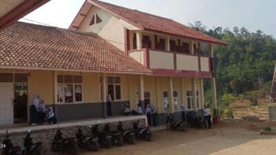 SMP PGRI 2 Cisolok, Butuh Sapras Tangga Akses Masuk Ke RKB