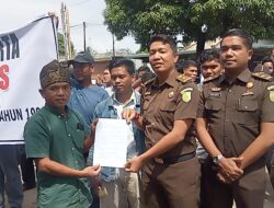 Tolak Kekerasan Terhadap Wartawan, Puluhan Wartawan Melakukan Aksi di Depan Kantor Kejari Padang Lawas