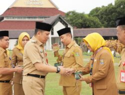Pj Bupati Tangerang Simbolis Bagikan Bibit Cabai Kepada ASN