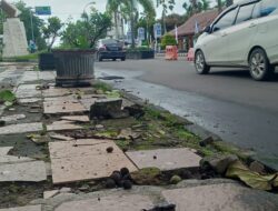 Trotoar Alun-alun Pandeglang Membahayakan Pejalan Kaki