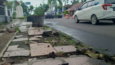 Trotoar Alun-alun Pandeglang Membahayakan Pejalan Kaki