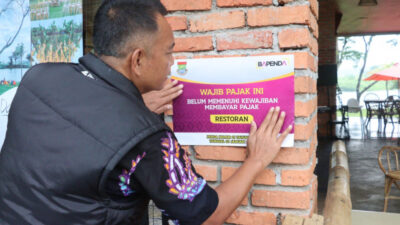 Bapenda Lakukan Penertiban Wajib Pajak dengan Memasang Stiker dan Baliho