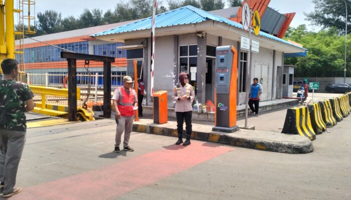 Pastikan Arus Balik Lancar, Polwan Polda Banten pengamanan di Dermaga VII