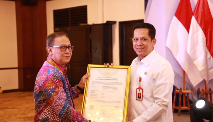 Pj Bupati Terima Sertifikat Indikasi Geografis Rambutan Parakan