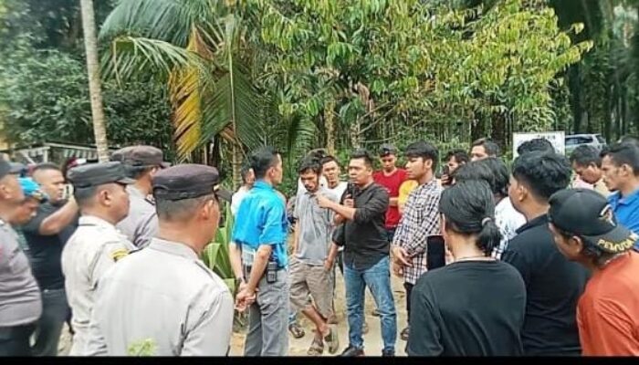 Tuntut Hak CSR dan Plasma Warga 2 Desa di Paluta Demo Kantor PT. Tindoan Bujing