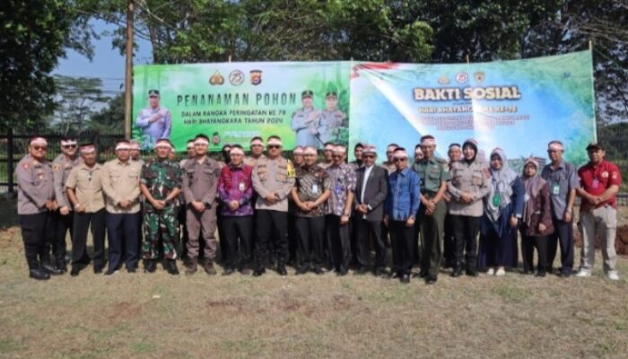 Menyambut Hari Bhayangkara Ke-78, Serentak 500 Pohon Ditanam Oleh Personel Polresta Tangerang Beserta Polsek Tigaraksa
