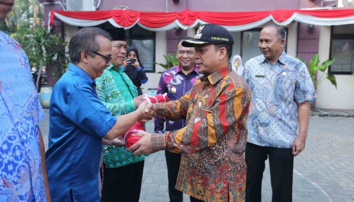 Bagikan 1000 Bendera Merah Putih, Pj Wali Kota Tangerang Ajak Masyarakat Menyemarakkan Bulan Kemerdekaan RI