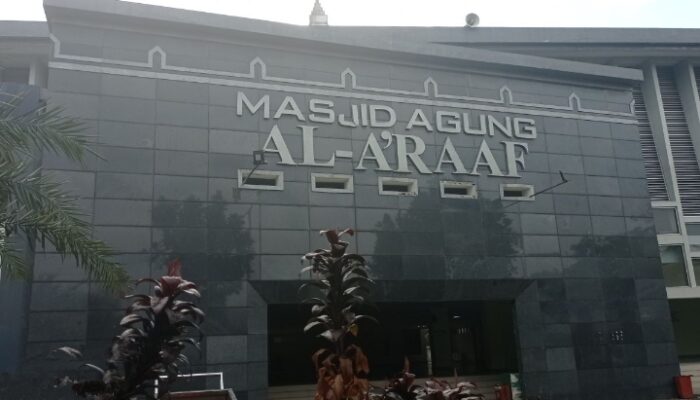 Warga Masyarakat Lebak Melaksanakan Ibadah Sholat Jum’at Di Mesjid Agung Al – Araf Kota Rangkasbitung