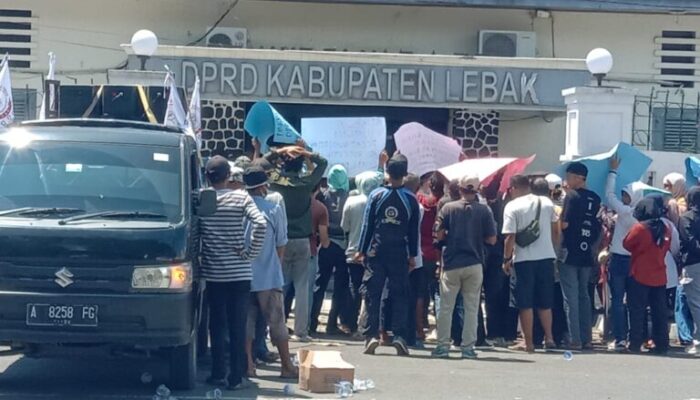 Warga Desa Jagabaya Geruduk Kantor DPRD Kabupaten Lebak, Ada Apa?!