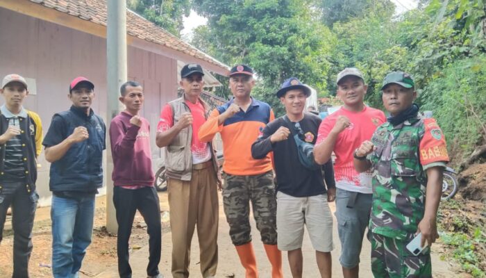 Dandin 0608/ Cianjur bersama Forkopimcam Kadupandak Tinjau Lokasi Bencana Alam di Desa Wargasari