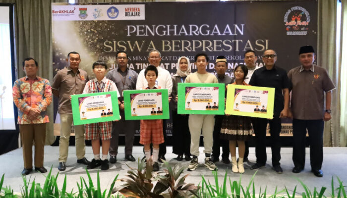 Disdik Berikan Penghargaan Siswa Berprestasi