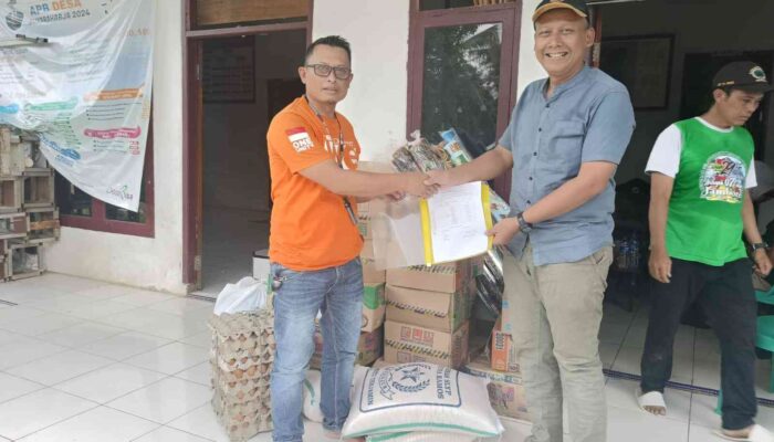Kades Sukaraharja Terima Bansos untuk Korban Terdampak Bencana Alam