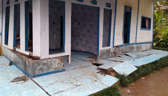 Rumah Rusak Akibat Longsor dan Pergeseran Tanah di Cianjur