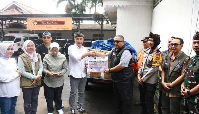 Pemprov Jabar Serahkan Bantuan Kepada Warga Terdampak Bencana di Sukabumi