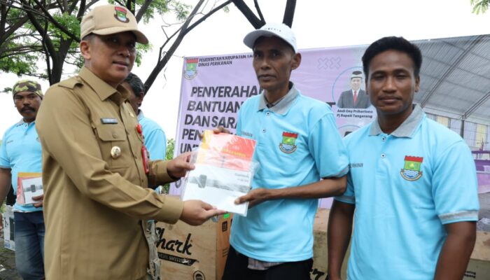 Pj Bupati Tangerang Serahkan Bantuan Kapal dan Alat Tangkap Ikan ke Empat KUB Nelayan