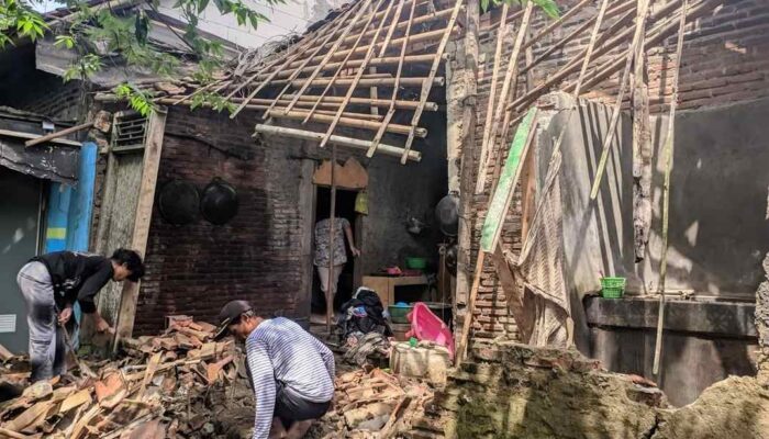 Rumah Warga di Kemiri Roboh Diterjang Angin Kencang