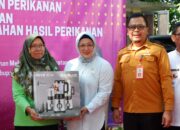 Wabup Intan Serahkan Bantuan Sarana dan Prasarana Pengolahan Perikanan