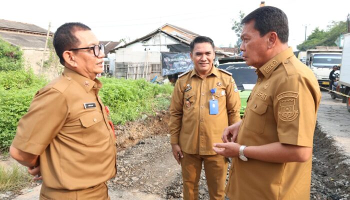 Bupati Maesyal Rasyid Pantau Progres Perbaikan Jalan Cangkudu-Cisoka yang Dibeton