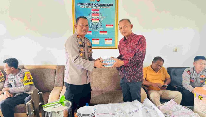 Kapolsek Pagaden Memberikan Cendera Mata Acara Pelepasan Purnabakti Kanit Binmas AKP Durahman