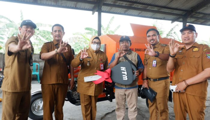 Dukung Pengelolaan Sampah, Wabup Intan Serahkan Gerobak Motor ke TPS3R Sindang Jaya