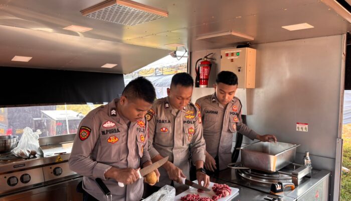 Polda Metro Jaya Buka Dapur Lapangan untuk Pengungsi Korban Kebakaran Kapuk Muara