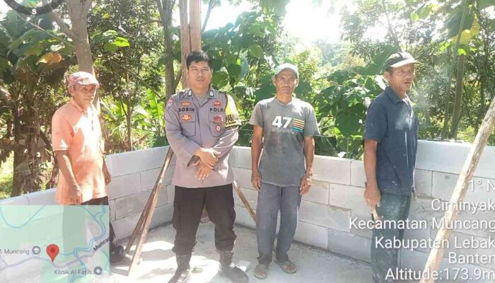 Jalin Kedekatan, Bhabinkamtibmas Polsek Muncang Sambangi Warga Lebak