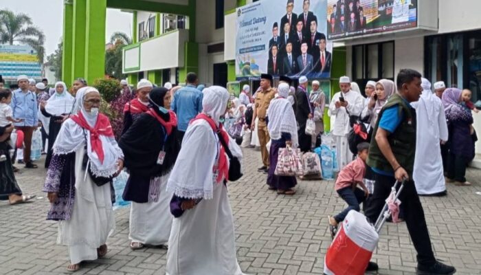 Ribuan Keluarga Sambut Haru Kedatangan Jemaah Haji Kloter 27 JKG Kabupaten Tangerang