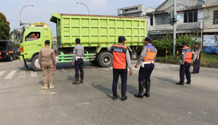 Perintah Wabup Intan, Tim Gabungan Tertibkan Parkir Liar Truk di Pintu Tol Balaraja Barat