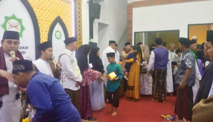Direktur PT. Arsindo Baja Mandiri Santuni 50 Anak Yatim di Jambe