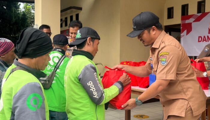 Camat Cisauk Hadiri Bansos dan Bakti Kesehatan di Polsek Cisauk
