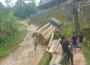 Jalan Desa Pasir Nangka Rusak Bertahun-Tahun, Truk Pengangkut Kayu Terperosok