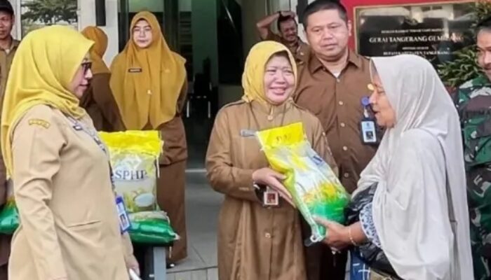 Stabilkan Harga, Disperindag Kabupaten Tangerang Salurkan 2 Ton Beras Murah di Cikupa
