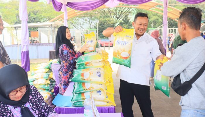 Ribuan Warga Antusias Ikuti Gerakan Pangan Murah di Alun-Alun Tigaraksa