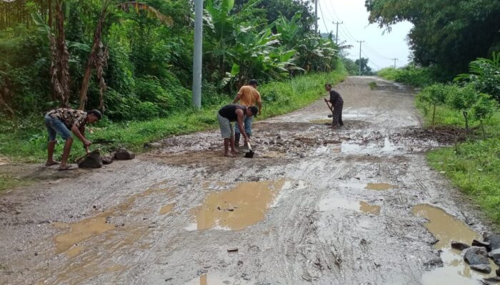 Warga Kampung Kiara Payung Gotong Royong Perbaiki Jalan Lintas Kabupaten yang Rusak Parah