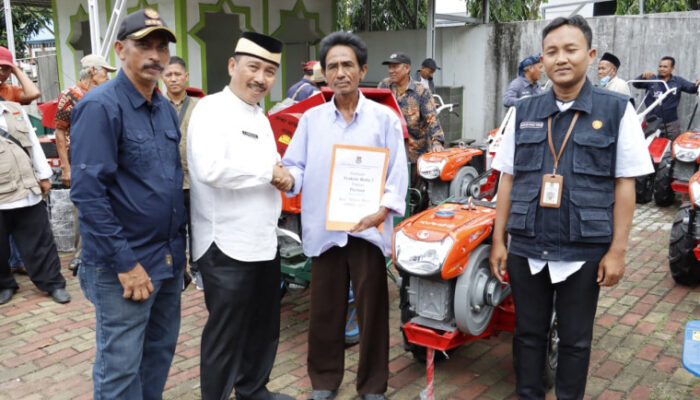 Pemkab Tangerang Serahkan 37 Unit Alsintan untuk Dorong Produktivitas Petani