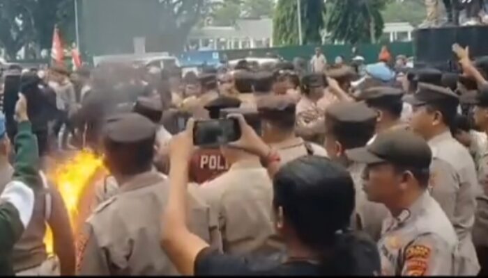 Mahasiswa Gelar Aksi di HUT Lebak ke-197, Soroti Ketimpangan Infrastruktur Jalan