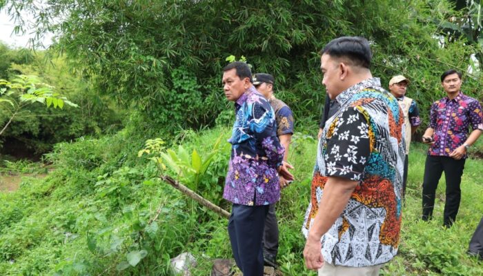 Enam Rumah Rawan Longsor, Bupati Tangerang Turun Langsung ke Lokasi Sungai Cidurian