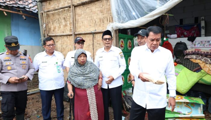 Bupati Tangerang Tinjau Rumah Janda Lansia yang Roboh di Kresek, Salurkan Bantuan Pembangunan