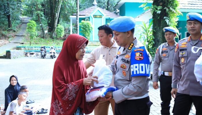 Bid Propam Polda Banten Gelar Bakti Sosial di Tahura Carita, Warga Sambut Antusias