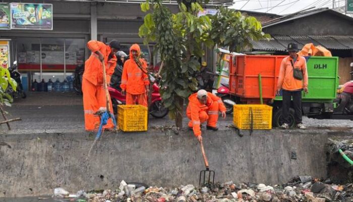 Banjir Mengintai, Pemkot Tangerang Bergerak Cepat Bersihkan Saluran Irigasi Sipon