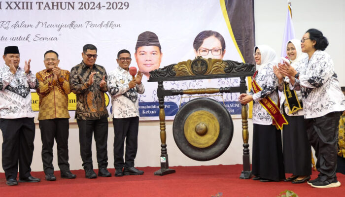 PB PGRI Anugerahi Andra Soni dan Tinawati atas Dedikasi Majukan Pendidikan Banten