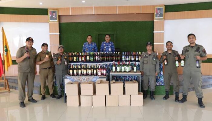 Pemkot Tangerang Sikat 214 Botol Miras di Cibodas